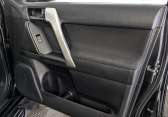 Подержанный автомобиль Toyota Land Cruiser Prado 2019 года (25 фото)