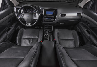 Подержанный автомобиль Mitsubishi Outlander 2014 года (11 фото)