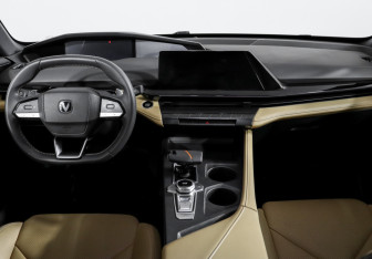 Подержанный автомобиль Changan UNI-V 2023 года (12 фото)