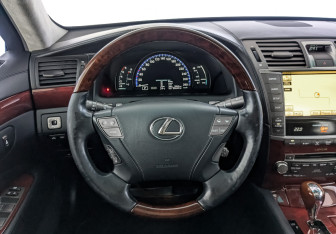 Подержанный автомобиль Lexus LS 2011 года (21 фото)