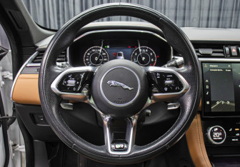 Подержанный автомобиль Jaguar F-Pace 2021 года (17 фото)