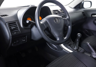Подержанный автомобиль Toyota Corolla Sedan 2008 года (14 фото)