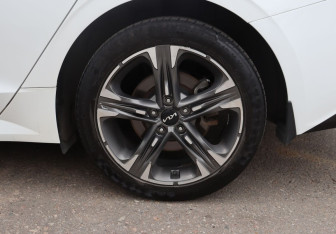 Подержанный автомобиль Kia K5 2021 года (9 фото)