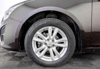 Подержанный автомобиль Chevrolet Cruze Hatchback 2015 года (18 фото)