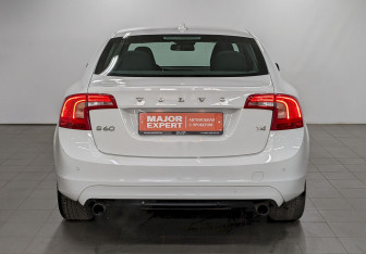 Подержанный автомобиль Volvo S60 2014 года (6 фото)