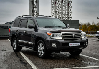Подержанный автомобиль Toyota Land Cruiser Suv 2012 года (3 фото)