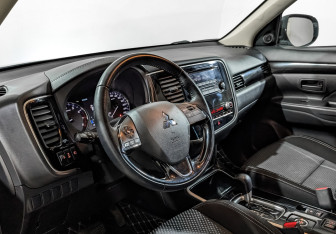 Подержанный автомобиль Mitsubishi Outlander 2022 года (15 фото)