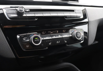 Подержанный автомобиль BMW X1 2015 года (21 фото)