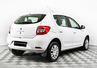 Подержанный автомобиль Renault Sandero 2017 года (3 фото)