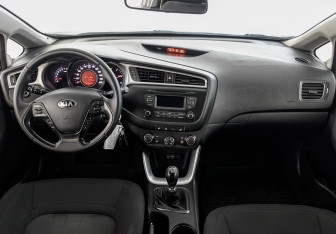 Подержанный автомобиль Kia Ceed Hatchback 2016 года (14 фото)