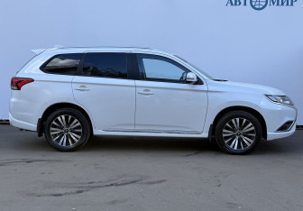 Подержанный автомобиль Mitsubishi Outlander 2022 года (4 фото)