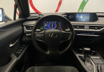 Подержанный автомобиль Lexus UX 2019 года (11 фото)