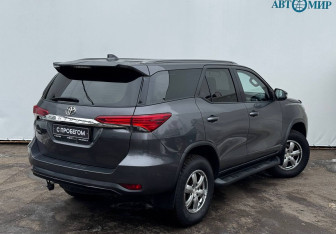 Подержанный автомобиль Toyota Fortuner 2018 года (8 фото)