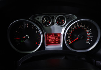 Подержанный автомобиль Ford Focus Hatchback 2008 года (16 фото)