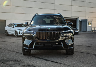 Подержанный автомобиль BMW X7 2022 года (27 фото)