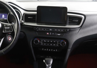 Подержанный автомобиль Kia Ceed Hatchback 2018 года (8 фото)