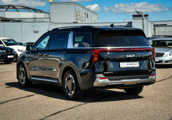 Подержанный автомобиль Kia Carnival 2024 года (7 фото)