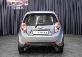 Подержанный автомобиль Chevrolet Spark 2011 года (6 фото)