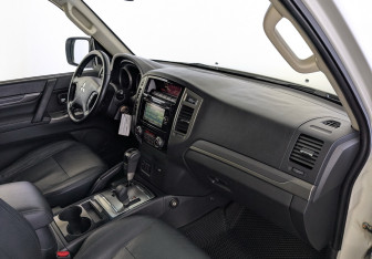 Подержанный автомобиль Mitsubishi Pajero 2018 года (11 фото)