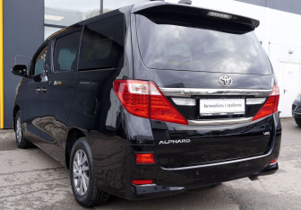 Подержанный автомобиль Toyota Alphard 2012 года (7 фото)