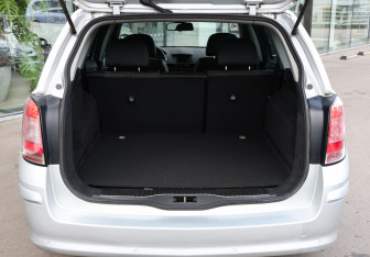 Подержанный автомобиль Opel Astra Wagon 2013 года (9 фото)