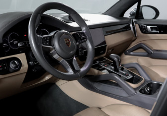 Подержанный автомобиль Porsche Cayenne 2019 года (14 фото)