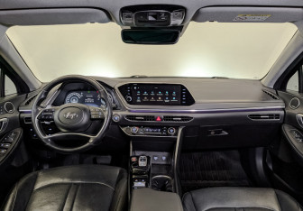 Подержанный автомобиль Hyundai Sonata 2022 года (14 фото)
