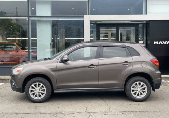 Подержанный автомобиль Mitsubishi ASX 2011 года (8 фото)