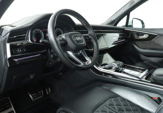 Подержанный автомобиль Audi Q7 2021 года (13 фото)