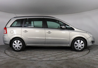 Подержанный автомобиль Opel Zafira Compactvan 2008 года (4 фото)