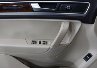 Подержанный автомобиль Volkswagen Touareg 2012 года (12 фото)