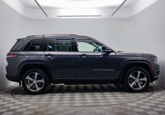 Подержанный автомобиль Jeep Grand Cherokee 2022 года (6 фото)