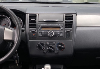 Подержанный автомобиль Nissan Tiida Hatchback 2012 года (12 фото)