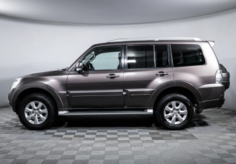 Подержанный автомобиль Mitsubishi Pajero 2011 года (8 фото)