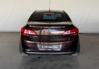 Подержанный автомобиль Opel Astra Sedan 2014 года (5 фото)
