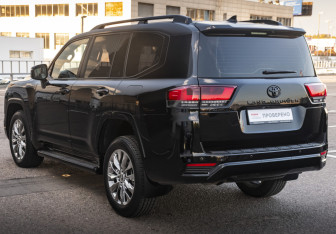 Подержанный автомобиль Toyota Land Cruiser Suv 2023 года (7 фото)