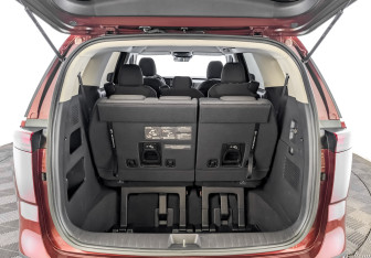 Подержанный автомобиль Kia Carnival 2022 года (10 фото)