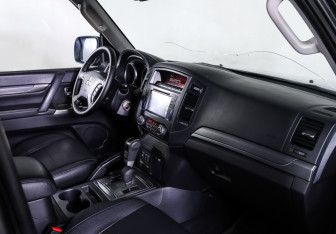Подержанный автомобиль Mitsubishi Pajero 2011 года (11 фото)
