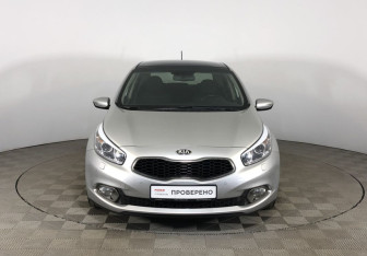 Подержанный автомобиль Kia Ceed Hatchback 2012 года (2 фото)
