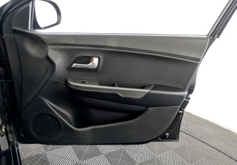 Подержанный автомобиль Kia Rio Sedan 2017 года (24 фото)