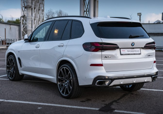Подержанный автомобиль BMW X5 2023 года (7 фото)