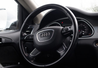 Подержанный автомобиль Audi Q7 2014 года (14 фото)