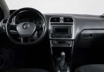 Подержанный автомобиль Volkswagen Polo Sedan 2015 года (12 фото)