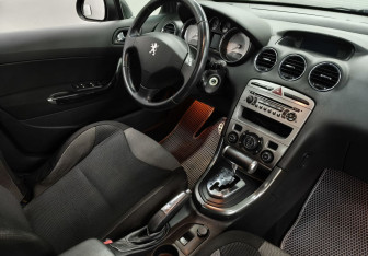Подержанный автомобиль Peugeot 308 Hatchback 2010 года (11 фото)
