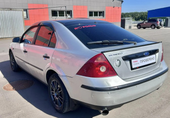 Подержанный автомобиль Ford Mondeo Liftback 2001 года (7 фото)