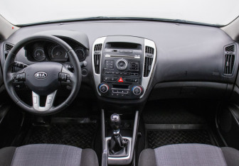 Подержанный автомобиль Kia Ceed Hatchback 2011 года (13 фото)