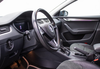 Подержанный автомобиль Skoda Octavia Liftback 2019 года (10 фото)