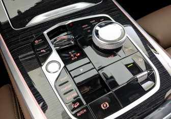 Подержанный автомобиль BMW X5 2025 года (27 фото)