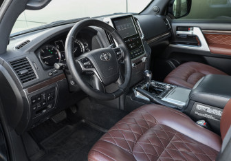 Подержанный автомобиль Toyota Land Cruiser Suv 2018 года (16 фото)