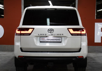 Подержанный автомобиль Toyota Land Cruiser Suv 2022 года (6 фото)